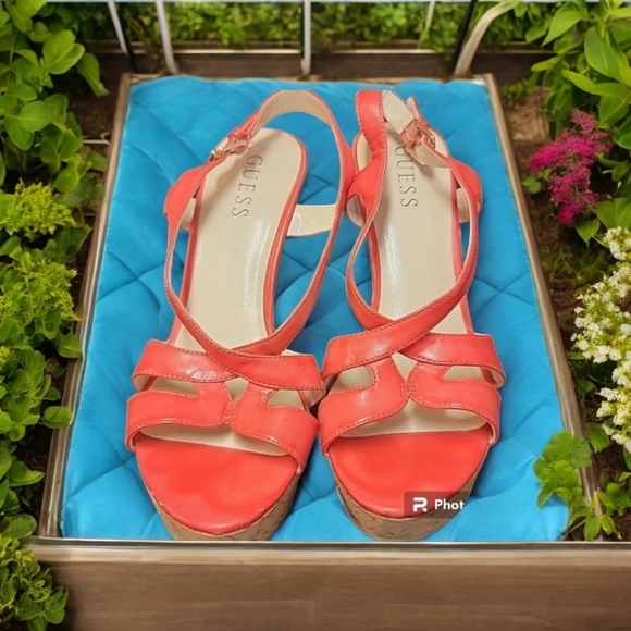 Guess scrappy pattend Leather corked heals woman's size 8.5 - Picture 3 of 6